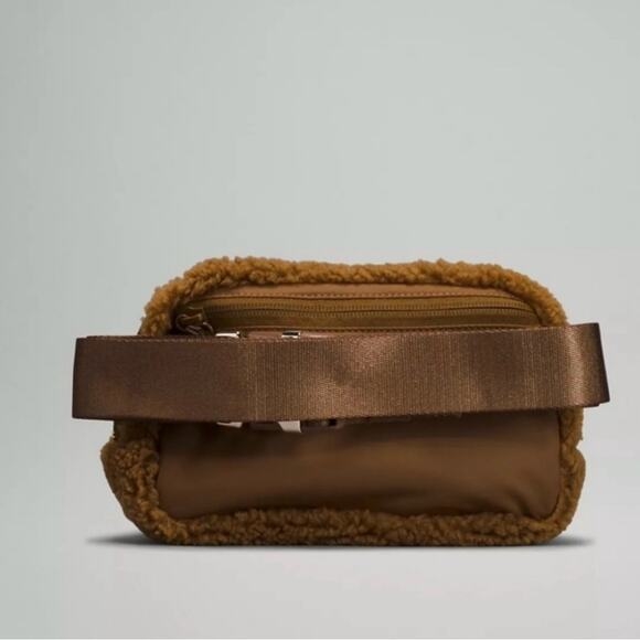NWT Lululemon Everywhere Belt Bag Fleece Teddy Sherpa Furry Brown Gold Caramel - Picture 3 of 16